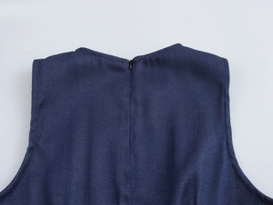 Détail du tissu en sergé bleu marine et de la fermeture éclair invisible sur la robe