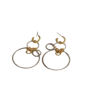 Boucles d'oreilles créoles asymétriques avec anneaux superposés en or et argent