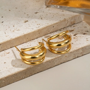 Boucles d'oreilles créoles multicouches géométriques dorées 18K sur pierre texturée