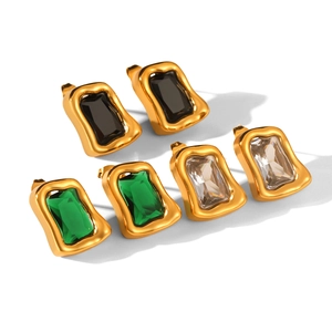 Élégantes boucles d'oreilles dorées avec zircons rectangulaires noirs, verts et blancs