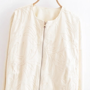 Chic veste courte blanc cassé avec broderie de feuilles et fermeture éclair dorée
