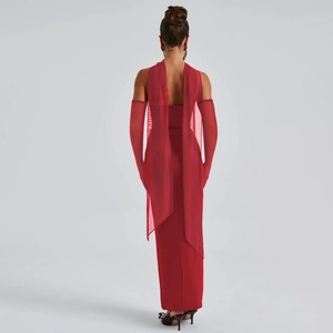 Vue arrière d'une robe de soirée rouge dos nu avec d'élégantes manches en tulle transparent