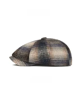 Vue détaillée du côté de la casquette gavroche avec laine épaisse et motif à carreaux