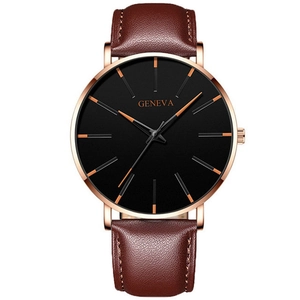 Gros plan d'une montre Geneva avec cadran noir, boîtier or rose et bracelet en cuir