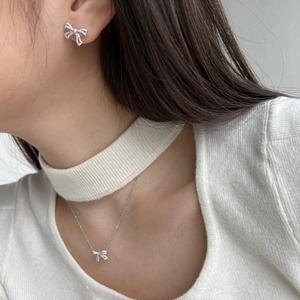 Sparkling S925 sterling silver bow jewelry set with necklace and earrings on a model