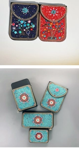 Détails de sacs à bandoulière et portefeuilles bohèmes à motifs floraux ethniques colorés