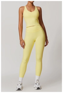 Dettaglio del set yoga giallo chiaro con leggings a vita alta e reggiseno sportivo a U