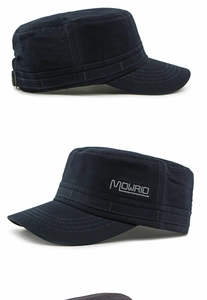 Detalle de gorra militar de algodón con bordado de letras MOWRID y textura de tela