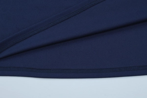 Détail de couture à double aiguille sur l'ourlet de la robe sirène bleu foncé