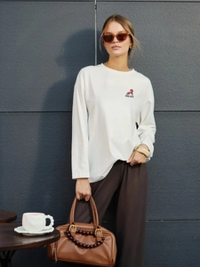Γυναικείο λευκό βαμβακερό μακρυμάνικο T-shirt με τύπωμα και καφέ φαρδύ παντελόνι