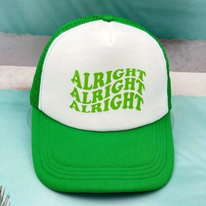 Detail der grün-weißen Trucker-Cap mit ALRIGHT-Wellendruck und Mesh-Rückseite