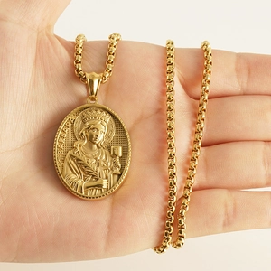 Collier en acier inoxydable plaqué or 18k avec pendentif ovale relief déesse Sta Barbara