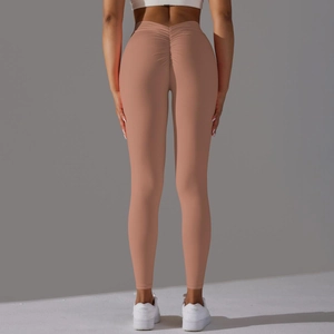 Gros plan sur un legging de yoga rose taille haute avec détail fessier froncé flatteur