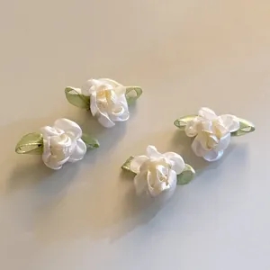 Détails de quatre pinces à fleurs en satin blanc faites main avec feuilles en soie
