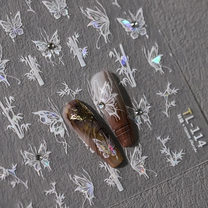 Autocollants ongles papillon 3D avec fini laser blanc et strass sur ongles marrons