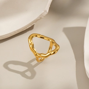 Minimalistischer unregelmäßiger Goldring mit Wellenform und punktierter Textur im Punk-Stil