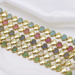 Lussuoso bracciale a cuore placcato oro con pavé di zirconi colorati su seta bianca