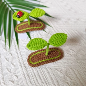 Pince à cheveux artisanale en crochet motif pousse verte avec coccinelle bébé