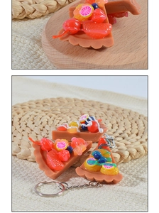 Détail macro du porte-clés gâteau aux fruits artificiels avec fraise et crème