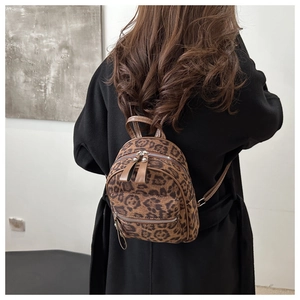 Mini-Rucksack mit Leopardenmuster am Modell mit braunen PU-Riemen und silbernen Reißverschlüssen