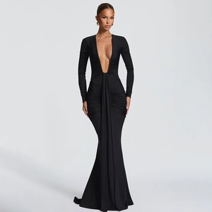Elegante abito lungo nero con scollo a V profondo, maniche lunghe e vita plissettata