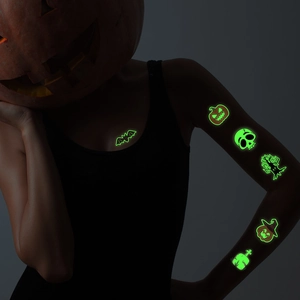 Tatouages Halloween lumineux avec motifs de citrouilles et chauves-souris phosphorescents