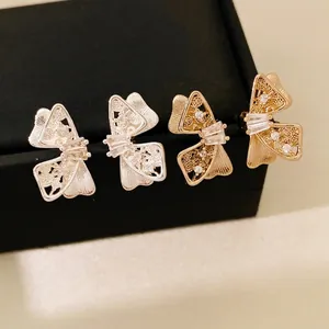 Boucles d'oreilles papillon évidées élégantes avec zircon blanc en argent et doré