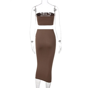Vue arrière d'un ensemble deux pièces marron avec bustier et jupe longue ajustée