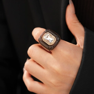 Détail d'une bague vintage hexagonale en résine avec cristal et accents scintillants