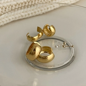 925 silver geometric chunky gold earrings with small pearls on a glass tray