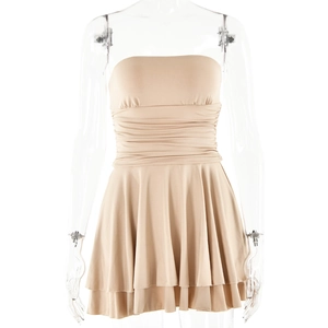 Détail de la robe courte beige bustier avec bustier froncé et jupe à volants superposés