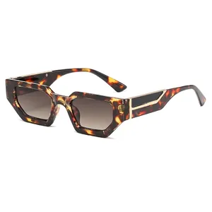 Retro tortoise shell sunglasses with square geometric frames and brown gradient lenses