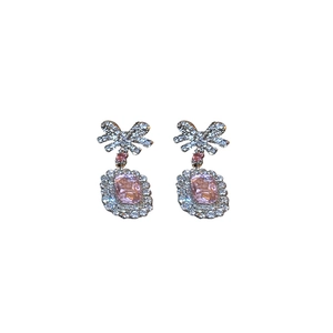 Boucles d'oreilles nœud argenté avec zircons roses rectangulaires et cristaux brillants