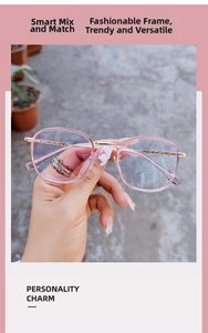 Dettaglio occhiali tondi in TR90 rosa con stanghette in metallo e filtro luce blu