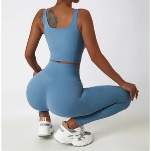 Détail du legging de yoga taille haute avec poches latérales en bleu brumeux