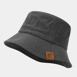 Dettaglio cappello pescatore antracite con patch in pelle e tesa con cuciture multiple