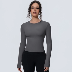 Vue détaillée du haut de sport à manches longues pour femmes en tissu gris foncé