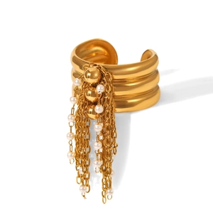 Détail macro de la bague plaquée or 18 carats avec franges de perles et finition polie miroir