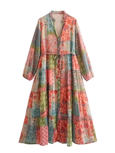 Détail de robe bohème à col en V avec imprimés patchwork et cordon de serrage à la taille