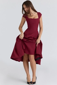 Vue détaillée de la robe sans manches rouge foncé avec son ourlet asymétrique chic