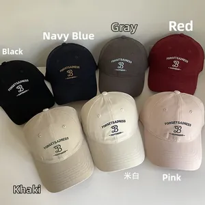 Différentes couleurs de casquettes de baseball en coton avec broderies et visières courbées