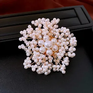 Spilla a fiore di perle fatta a mano con filo dorato e lussuoso design radiante