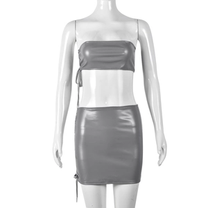 Detail eines grauen PU-Kunstleder-Sets mit Tube-Top und seitlich gebundenem Minirock