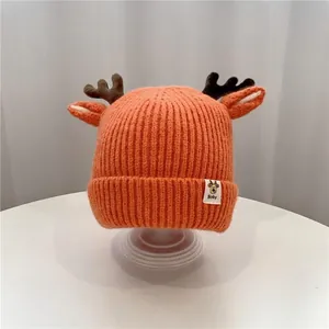 Bonnet tricoté orange pour bébé avec bois de cerf marrons et oreilles douces