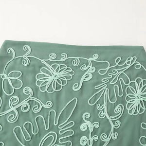 Broderie florale vert menthe sur un ensemble deux pièces dos nu vert vacances