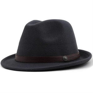 Λεπτομέρεια μάλλινης υφής του γκρι καπέλου fedora με δερμάτινη ζώνη και μεταλλικό σήμα