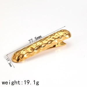Pince à cheveux dorée en métal martelé, longueur 77,5 mm et hauteur 17,3 mm détails