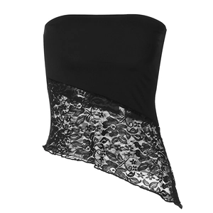 Détail d'un haut bustier noir avec empiècements en dentelle et une coupe asymétrique