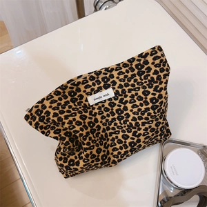 Detail view of the retro leopard print canvas makeup bag with secure zipper closure