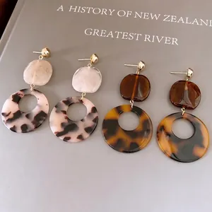 Boucles d'oreilles vintage en résine écaille de tortue avec clous dorés pour femmes élégantes